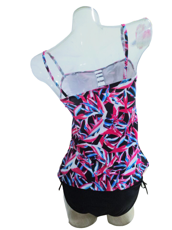 Pregnant woman split swimming - Image 2